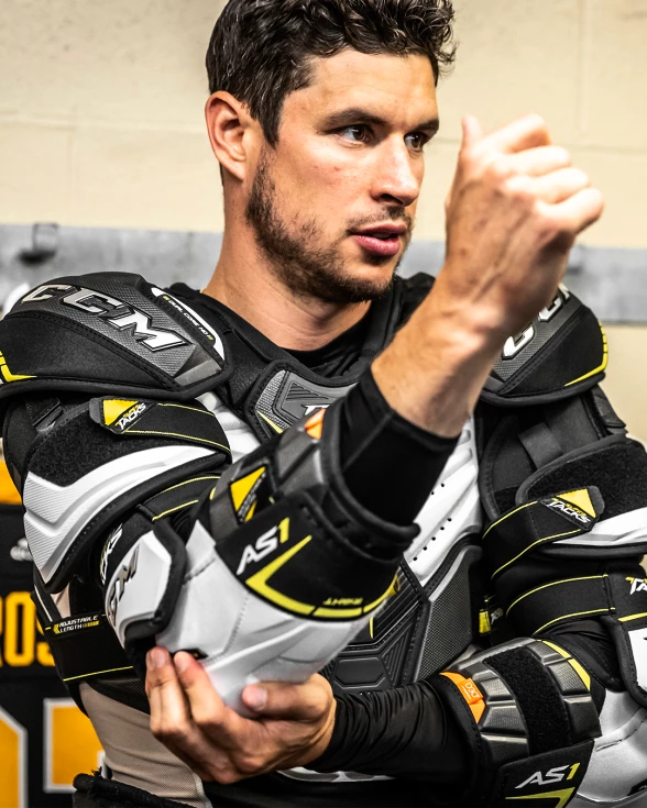 Sidney Crosby v hokejových chráničoch CCM Tacks